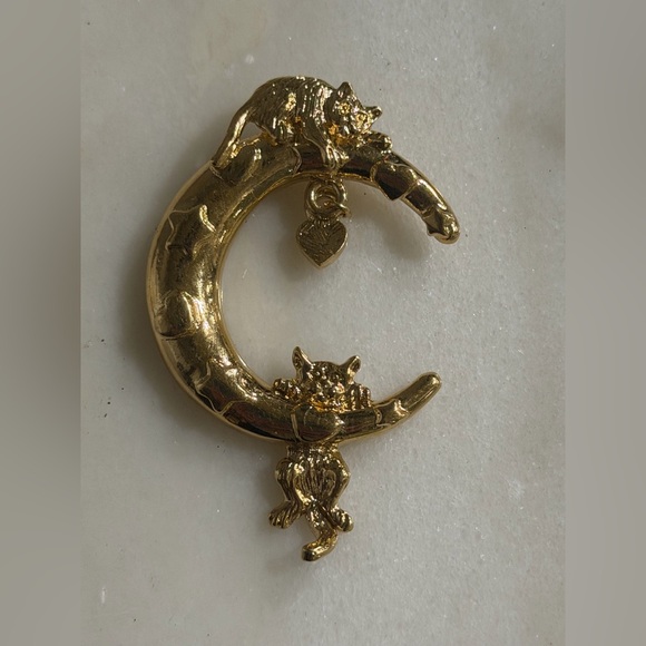 Jewelry - Vintage gold tone crescent moon with hanging cat jewelry component, celestial